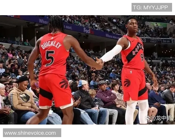 尼克斯与猛龙激战正酣NBA赛场精彩瞬间回顾与分析