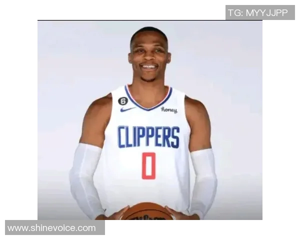 拉塞尔威斯布鲁克的篮球传奇与职业生涯的辉煌瞬间回顾