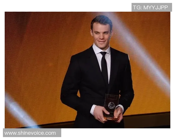 诺伊尔：从门将到传奇的足球之路与辉煌成就解析