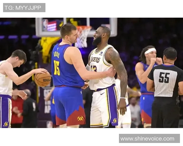 骑士与猛龙激战正酣詹姆斯展现王者风范引领球队奋勇争胜