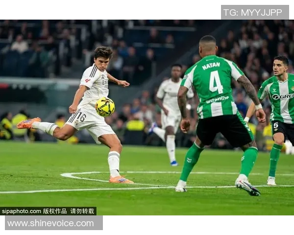 皇马与巴萨激战正酣谁将赢得这场世纪对决的荣耀与胜利 皇马与巴萨激战正酣谁将赢得这场世纪对决的荣耀与胜利