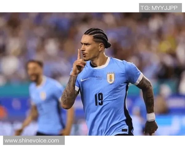 努涅斯在赛场上的精彩表现引发热议球迷期待他未来的成长与突破