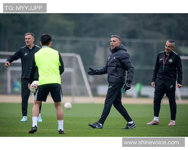 哈维西蒙斯的崛起之路：从青训新星到足球场上的闪耀明星